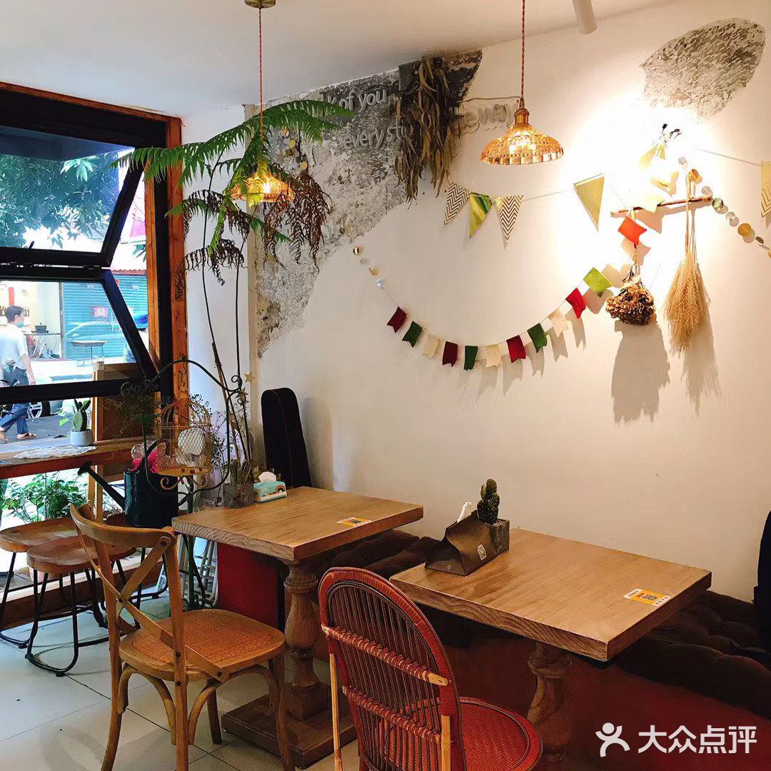 有佢最钟意嘅环境同最钟意嘅蛋糕，食完就幸福满满