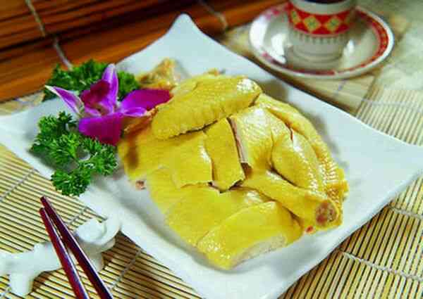 人气旺还是有道理的,不是轧闹嘛,白斩鸡采用二黄鸡更嫩,酱料