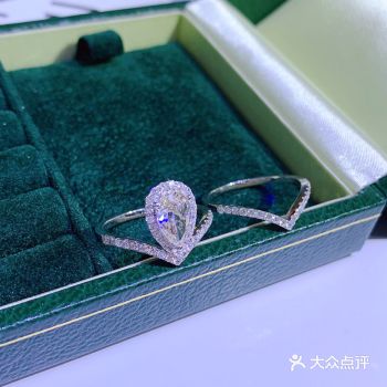 右手戴一个，可以无名指戴一个