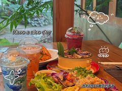 -Chom Cafe and Restaurant