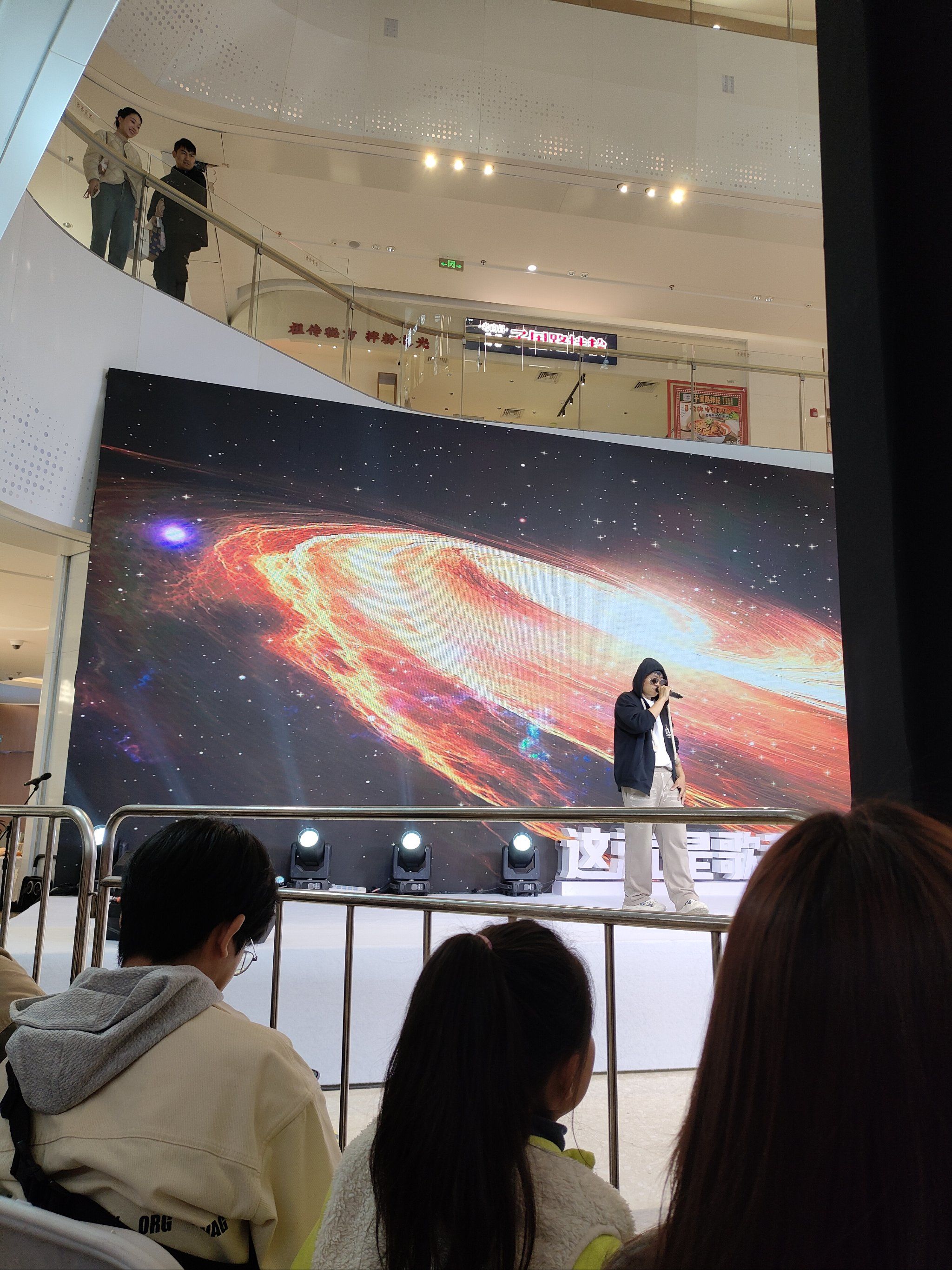 来#旭辉里 逛街,没想到意外看到这里有#这就是歌手 海选,挺有意思的