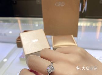 今天跟老公来到CRD克徕帝看钻戒 购买理由:结婚婚戒