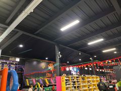-嘿哟动霸CHUA·新潮玩运动娱乐中心·蹦床滑冰团建乐园