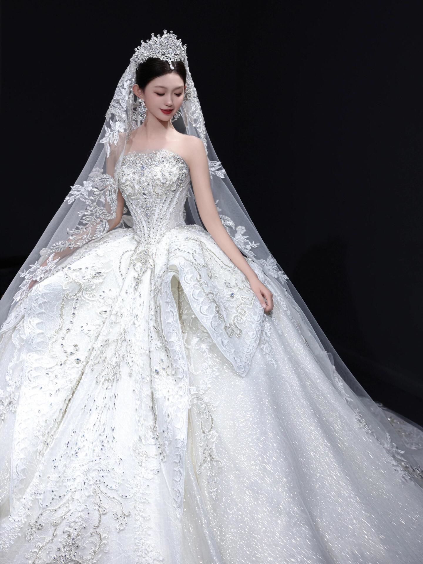 闪闪发光的重工大施尾婚纱是多少仙女的梦中情纱