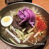 上面撒的粉很香。「铁板章鱼肥牛」铁板章鱼肥牛撒上芝士