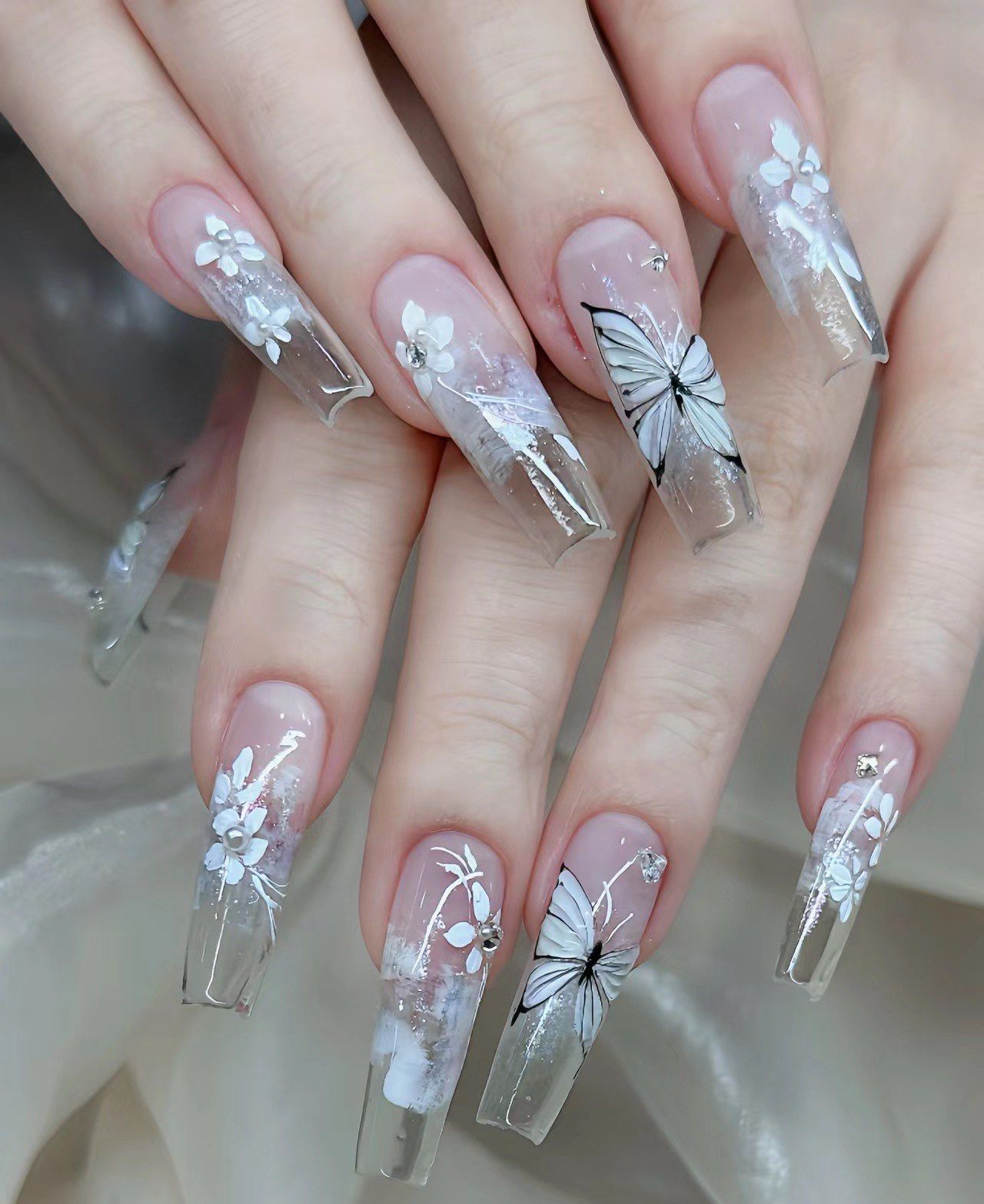 蝴蝶款式千元美甲的高级感