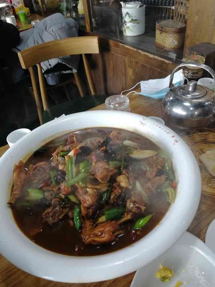 山沟沟老店离着家还挺近便溜达着就走到了孕期最后一顿重口味就吃个炒