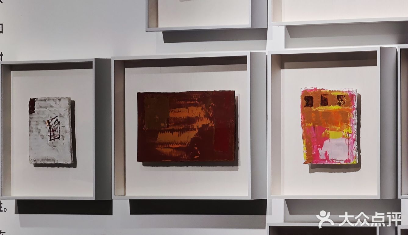 复古风油画展中的咖啡店