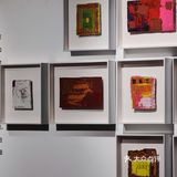 复古风油画展中的咖啡店