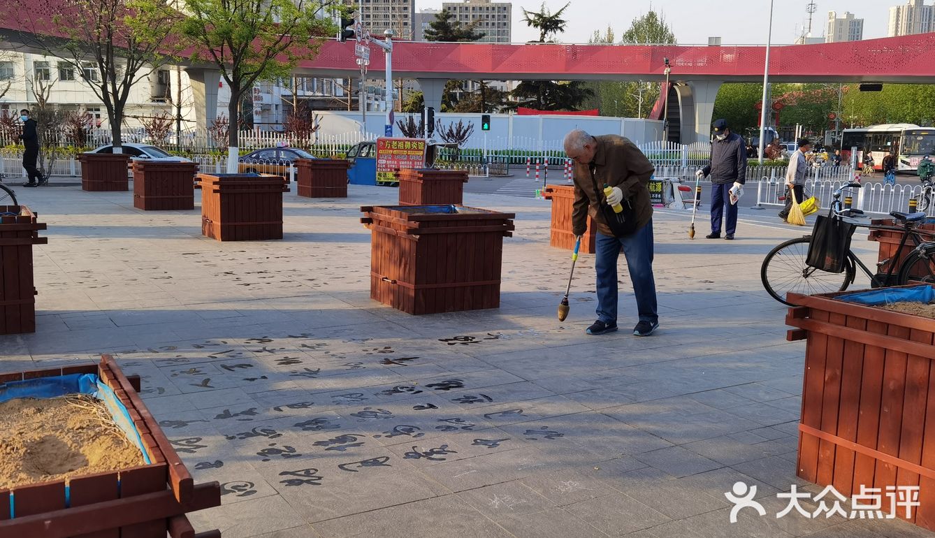 早上做完了核酸顺便去凤凰山爬了个山，据说山顶的亭子要