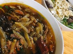 酸菜肉丝米线-越洋肖氏老米线(杨家坪店)