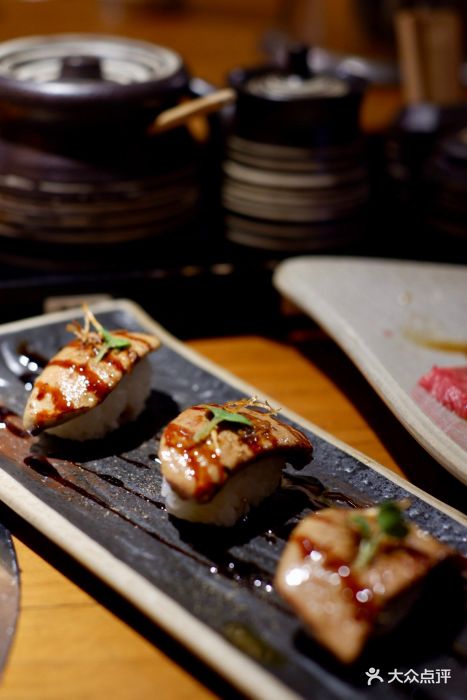 御牛道日式料理炭火烤肉(国大城市广场店)法式鹅肝手握寿司图片