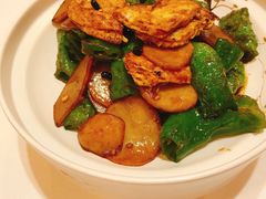 虎皮椒土豆焖煎蛋-小六汤包砂煲菜(文景路店)