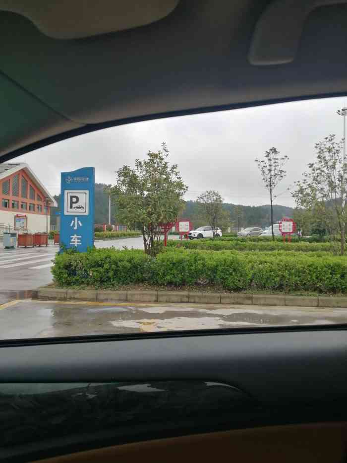 龙岗服务区-停车场