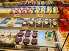 面包甜点陈列柜-昆明冠生园·蛋糕·面包(朗悦湾店)