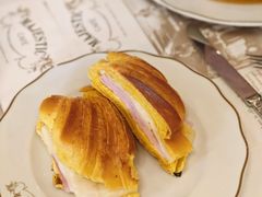 -Majestic Café