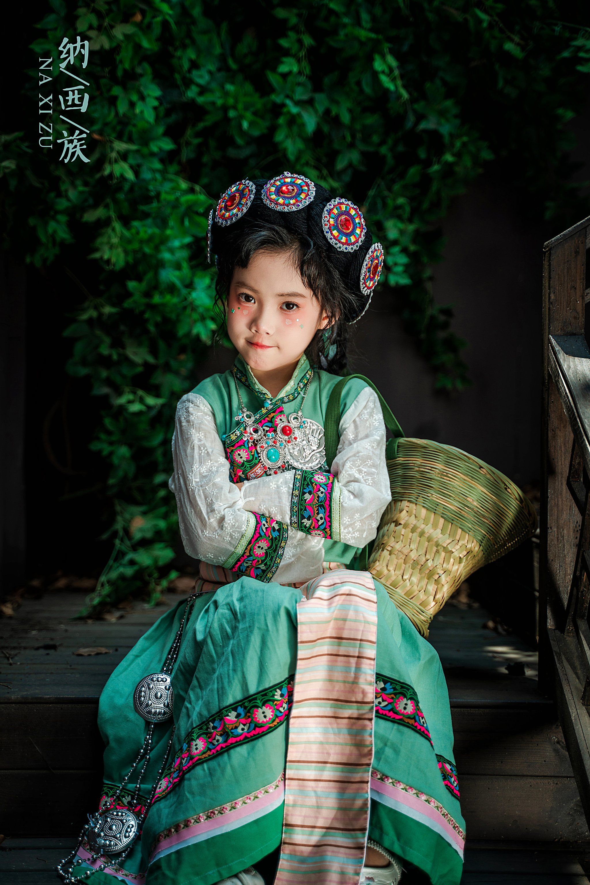 n
🌿小宝贝身着纳西族传统服饰,笑容灿烂,仿佛是大自然最美的
