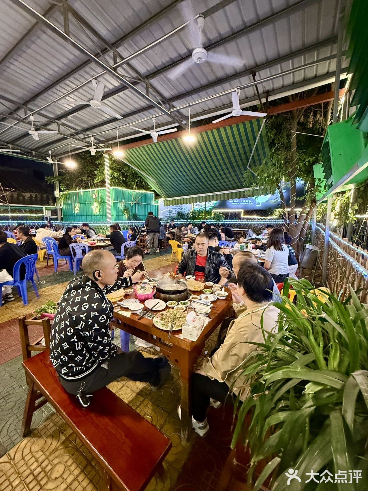 大表哥推荐的创新鸡煲！！谁吃谁知道！！