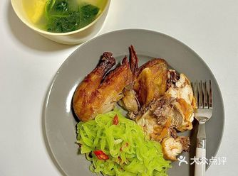 一人食的晚餐也要荤素搭配呀 今天偷懒买了青花椒烤鸡