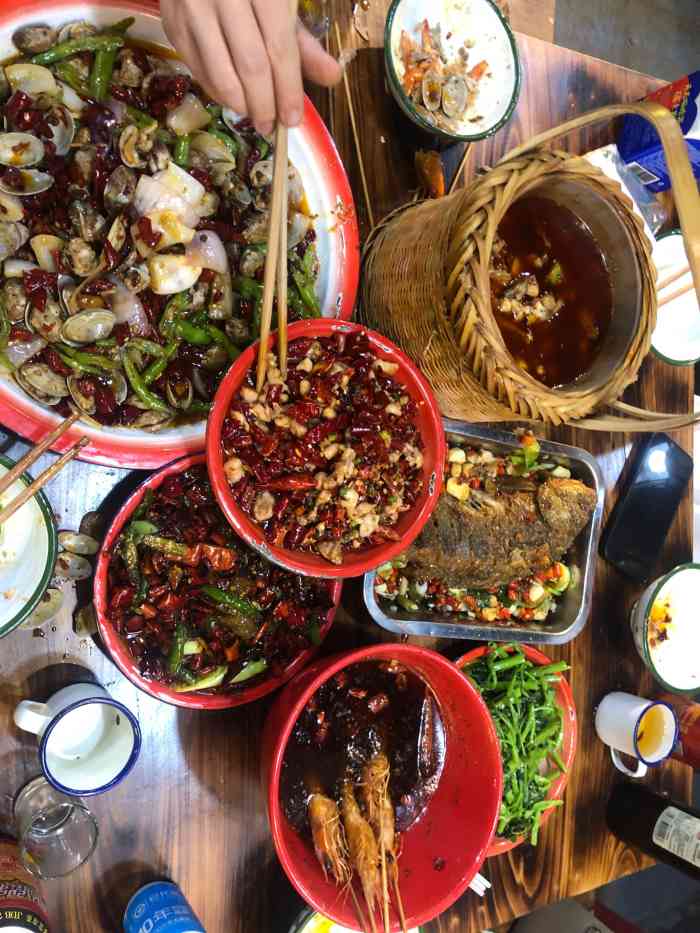 山城饭局-"朋友推荐来吃的 四个人点了五个菜还没吃完.