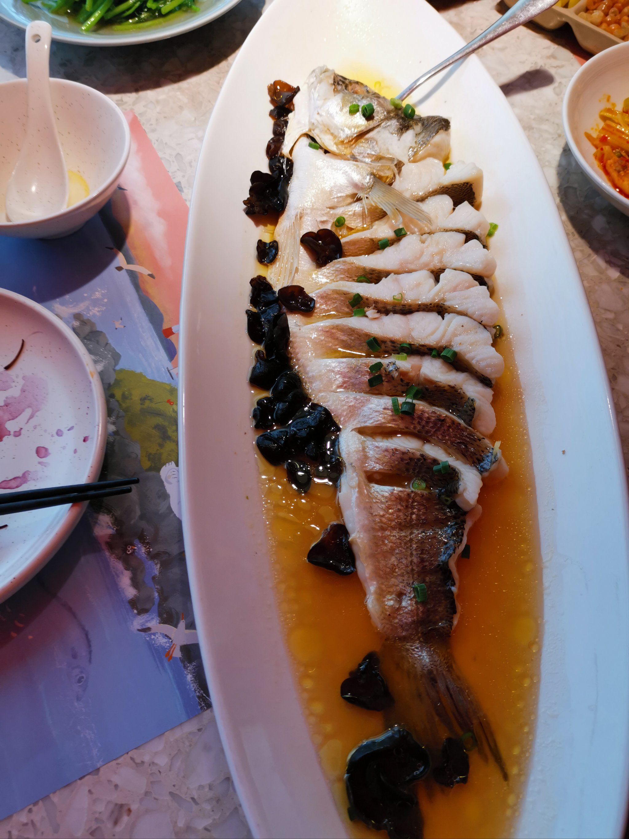 清新鲈鱼上桌咯