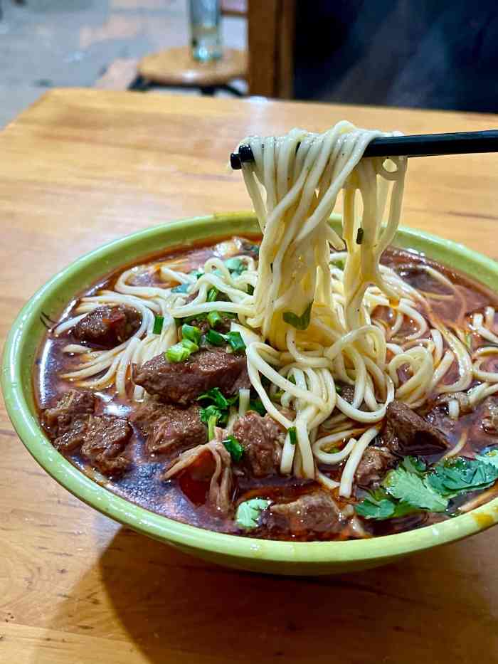 老字号牛王庙牛肉面-"干腩牛肉臊子杂酱面,面属于棍棍面个人比较.