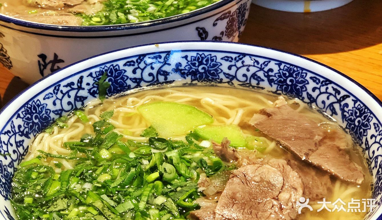 来网红店挑战超级牛大碗，干饭人干出一碗公益面