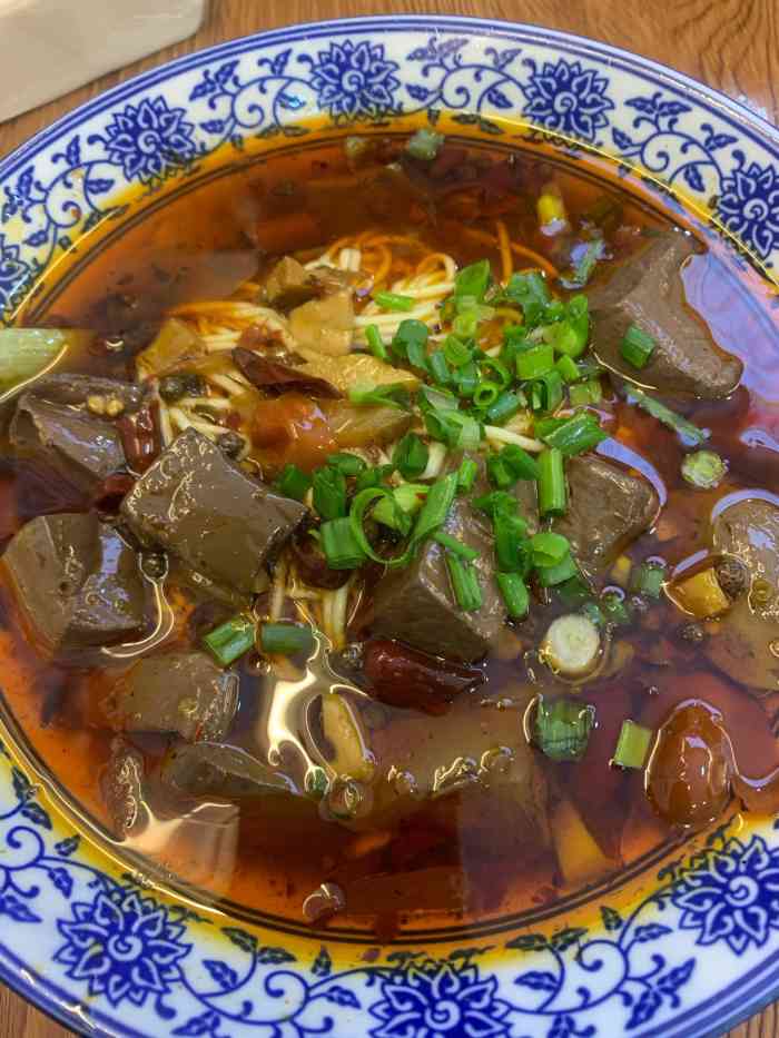 很入味,吃面就是要吃佐料嘛, 鸭血很多一碗10块也不贵 就是太油太麻