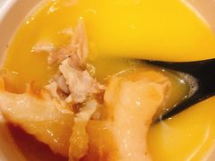 浓厚原只鸡煲花胶汤-鲜入围煮花胶鸡海鲜火锅