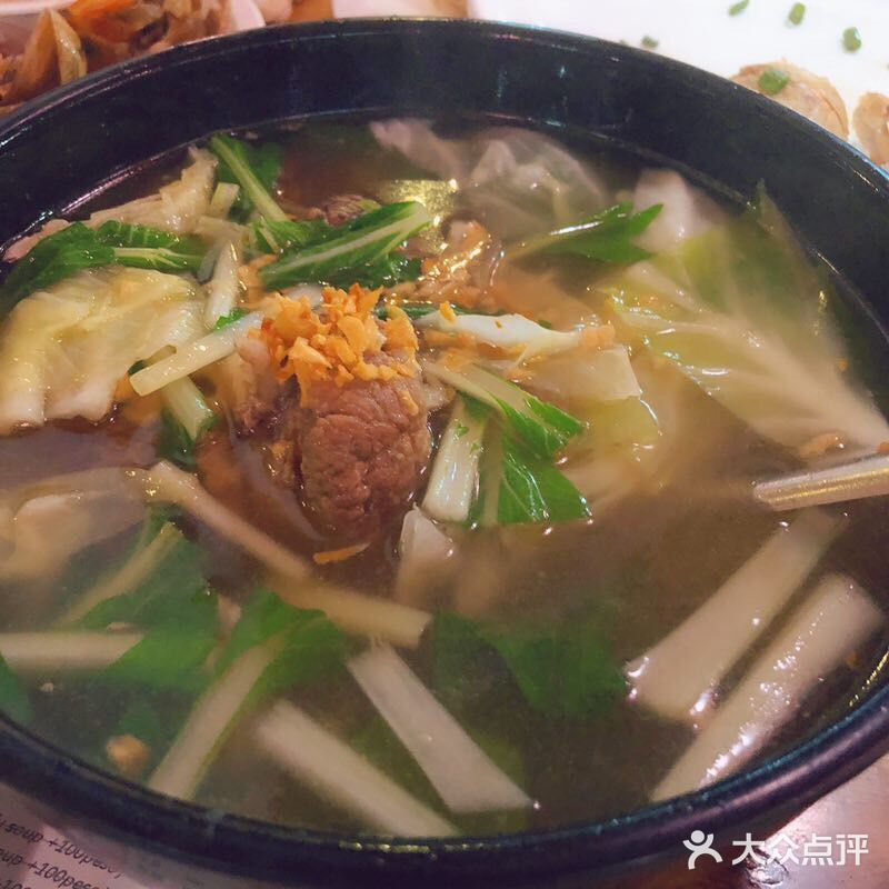 这家酒店的餐厅生意很火爆，中国人开的
