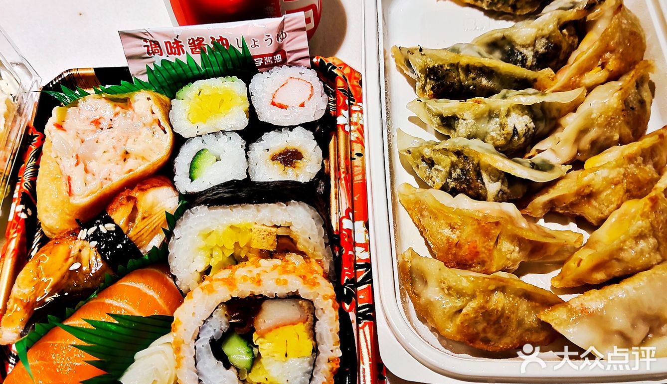 紧紧追随贴标签的店员[加油]