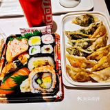 紧紧追随贴标签的店员[加油]