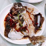 上面蒸海鲜，海鲜蒸好粥也可以喝了，很鲜美！