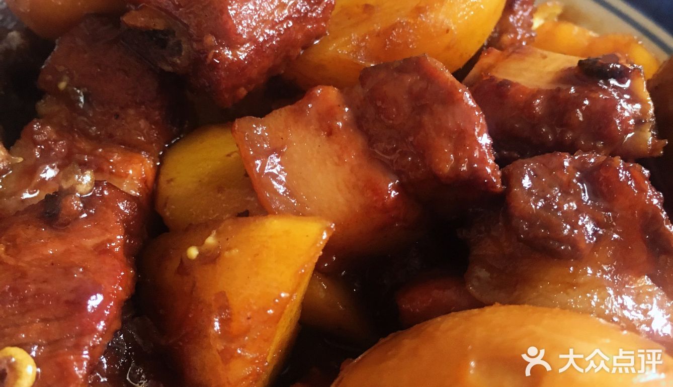 一起丢锅里烧了，肉和排骨先洗净加料酒焯水，撇去浮沫