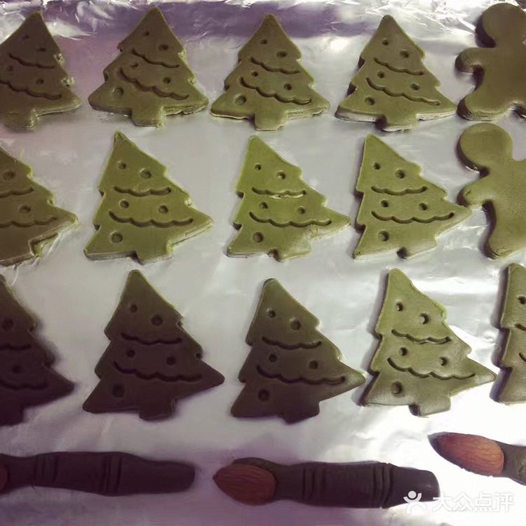 自制姜饼人饼干，很适合圣诞节的气氛！