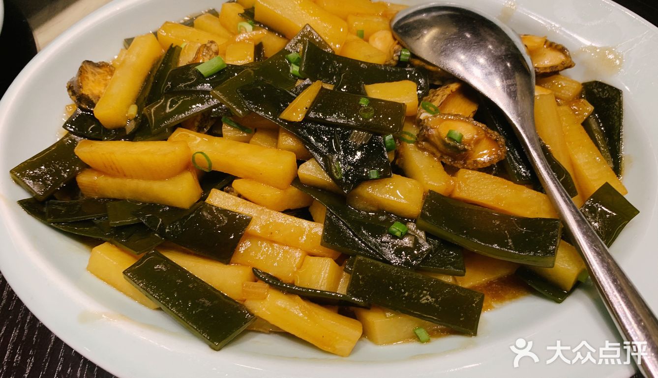 味道都不错,菜品种类很多,就是量有点小