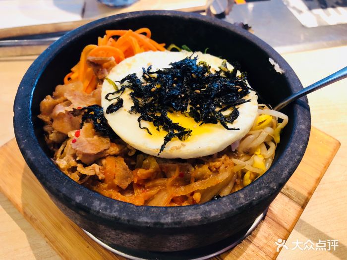 辣白菜五花肉石锅拌饭