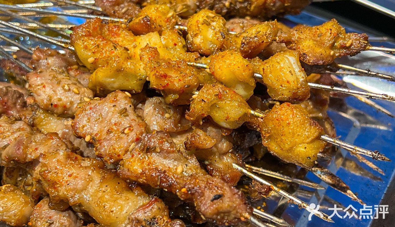 华店附近这家铜锅涮肉里面的烧烤也好好吃啊！ 