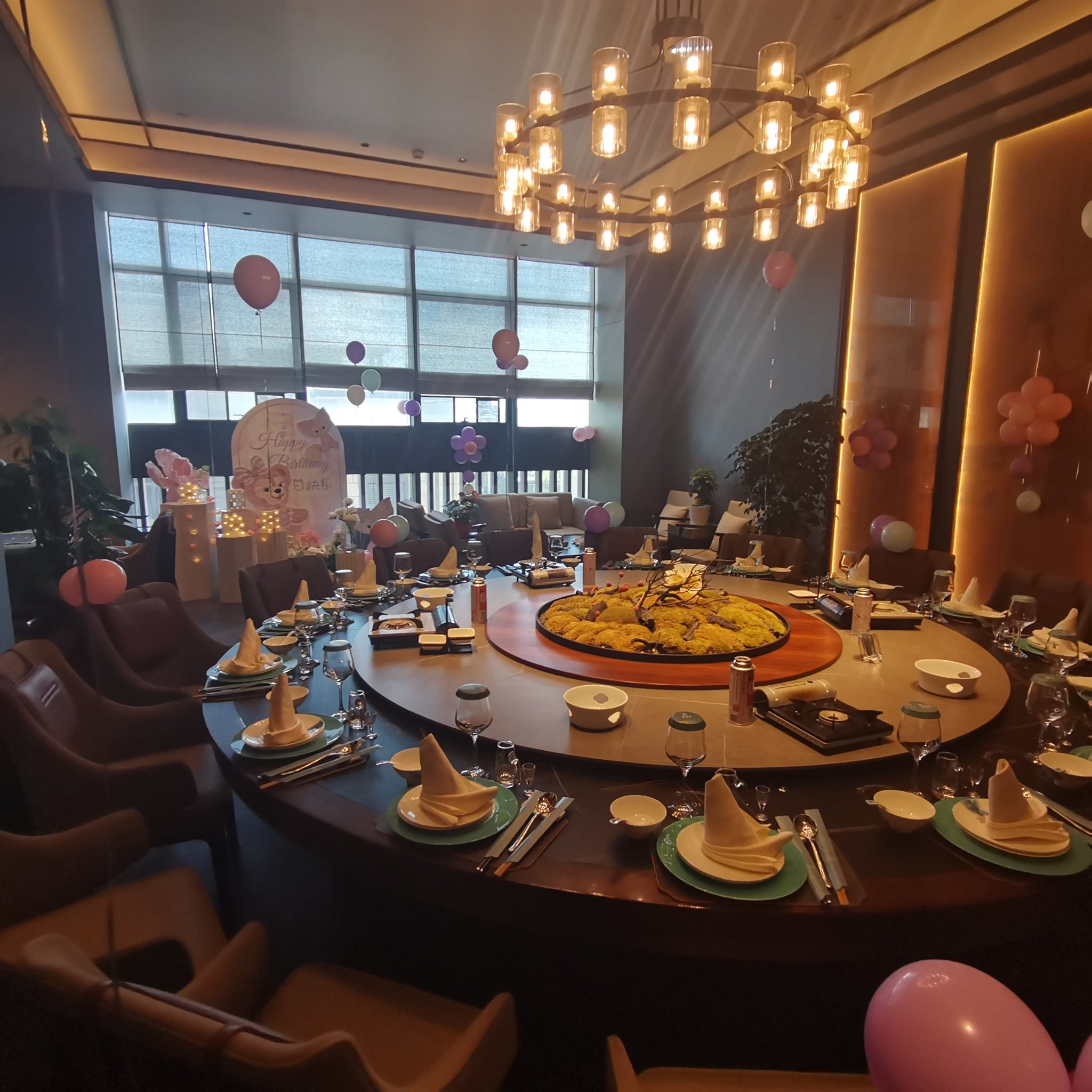 布置生日宴会餐桌图片