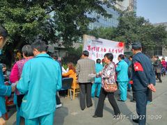有保安值守义诊现场-四川大学华西第四医院