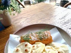 烟熏三文鱼配烤饺子皮和芥末籽酱-BOR Eatery(安福路店)