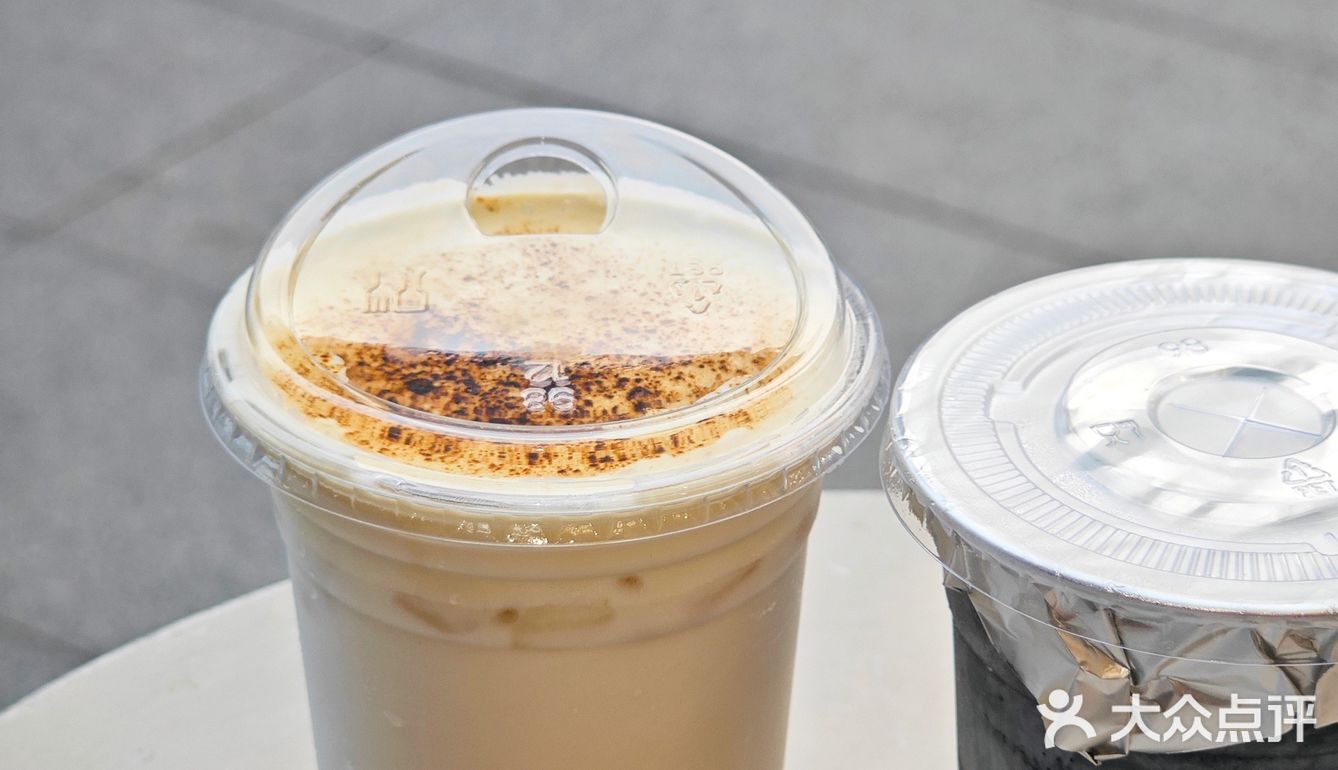 今天在这里品尝了他们家的招牌奶茶，真的是一绝！