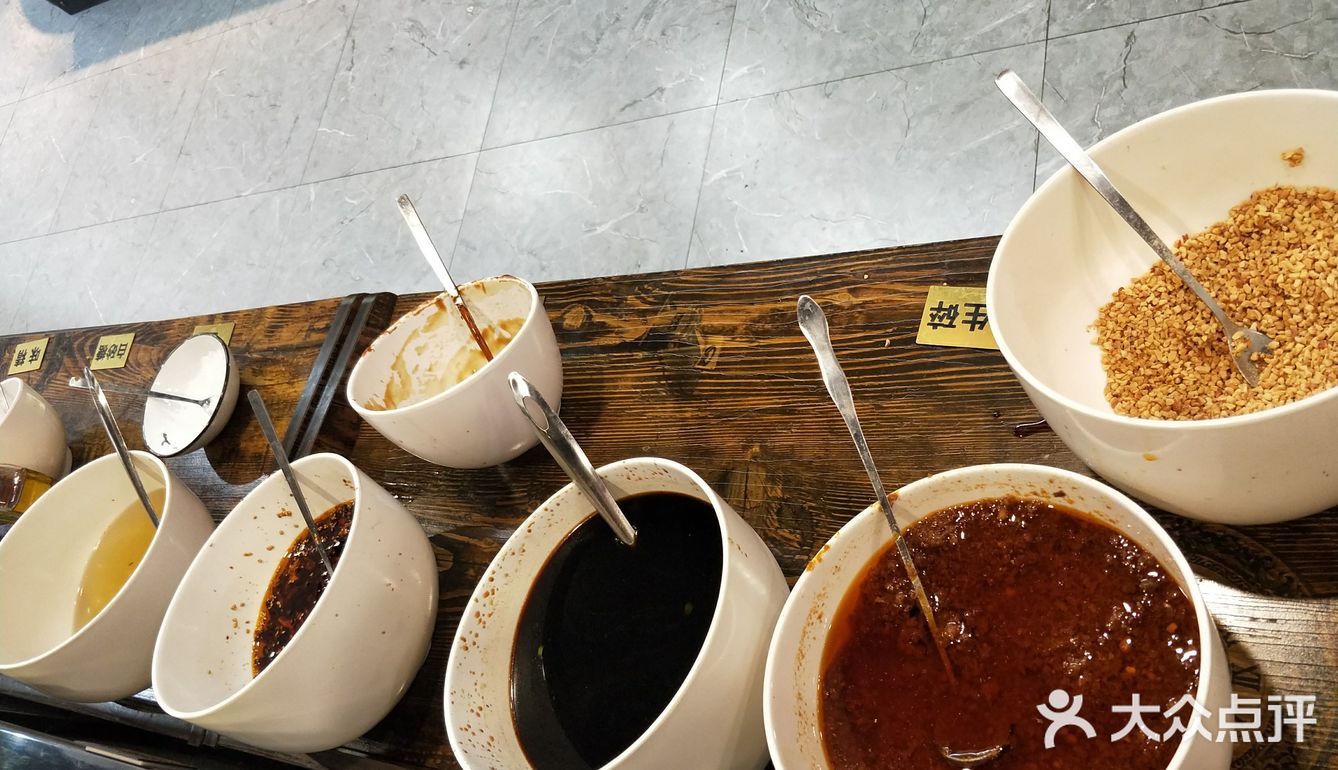 鲜鸭血和腊肠很好吃，那个胶原牛肉很有特点