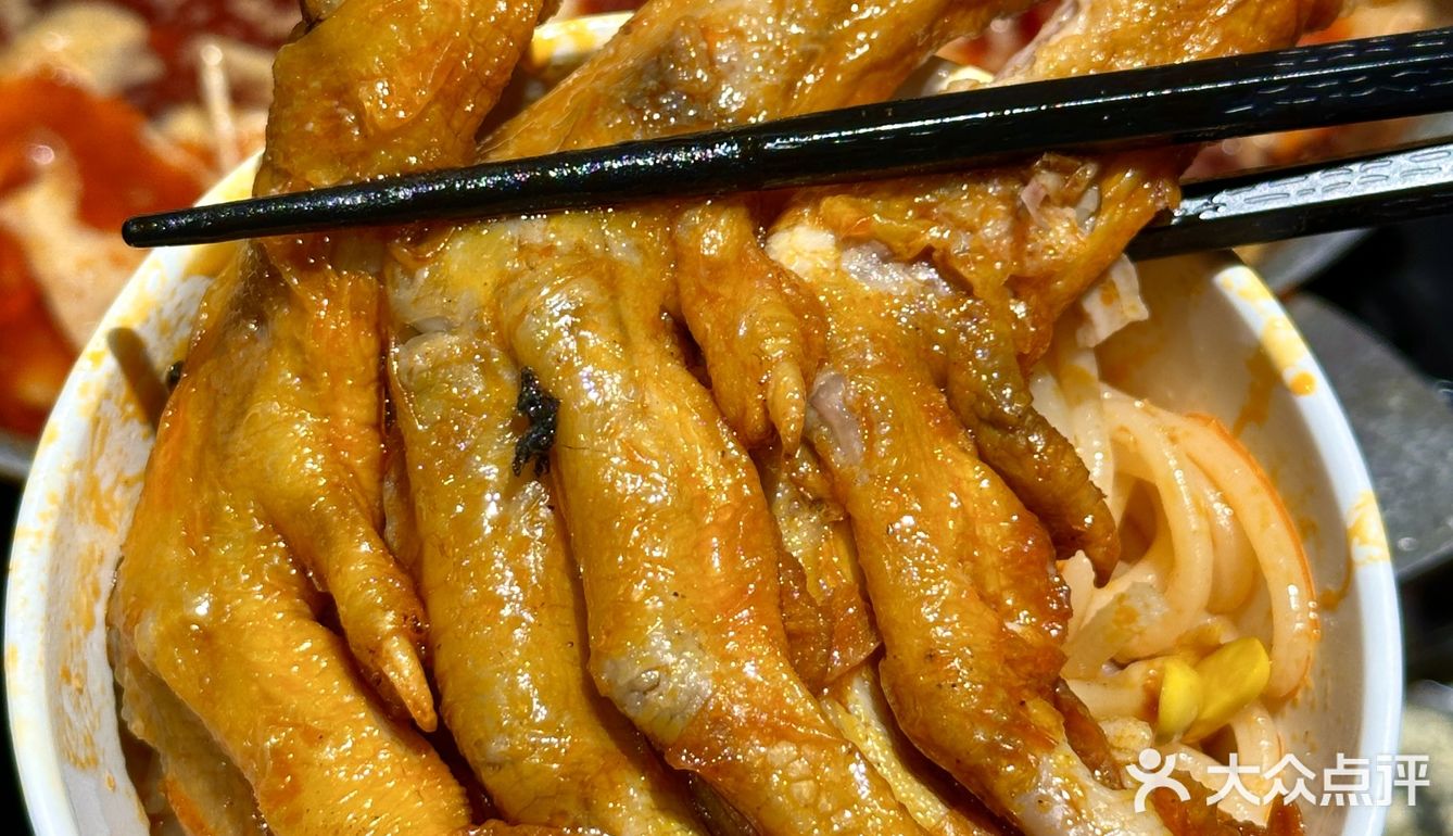 怪味螺力：重庆大学城螺蛳粉新吃法揭秘