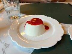 牛奶布丁配混合树莓意大利黑醋酱-Fiume福弥意大利餐厅