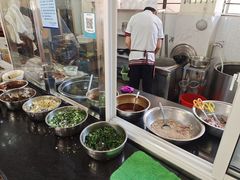 -鸿浩扒猪脚米线