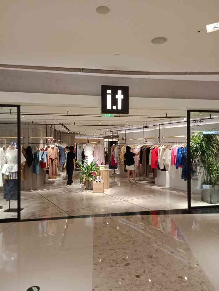 t(国金中心商场店)-"国金里面,产品比较齐备,布置的很新颖,有.