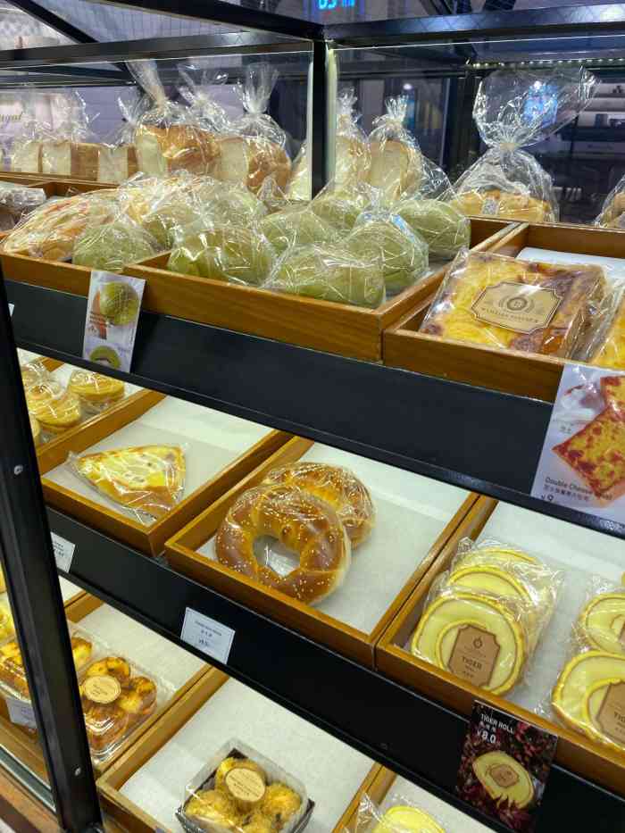 莉lillian bakery 莲(金谊店)-"新蛋糕 店里有一块宣传牌.