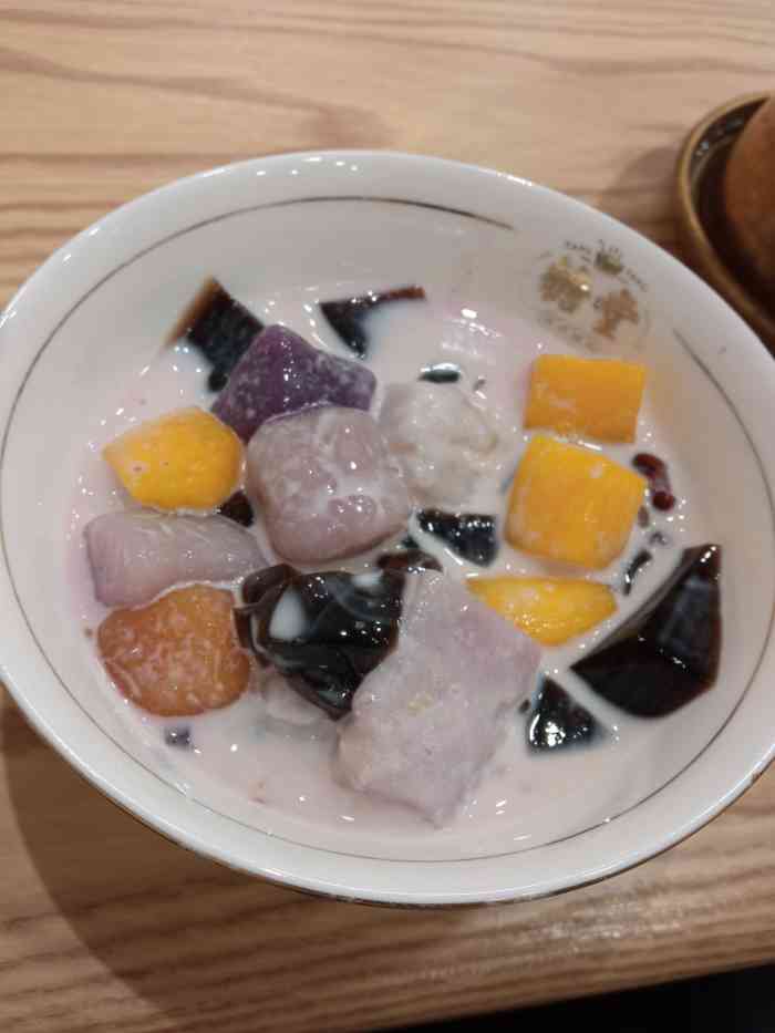 糖堂广式甜品店(迅驰广场店)-"店里环境很好简洁干净,可能因为疫情