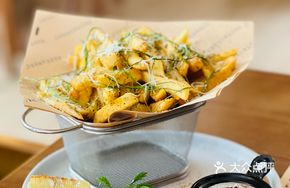 Premium Truffle Cheese Fries with Xinjiang Tomato Sauce